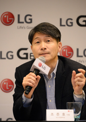 [사진설명=조준호 LG전자 사장(사진)이 26일 스페인 바르셀로나에서 기자간담회를 열고 G6의 기획의도와 LG전자 스마트폰 사업 방향에 대해 이야기하고 있다.]
