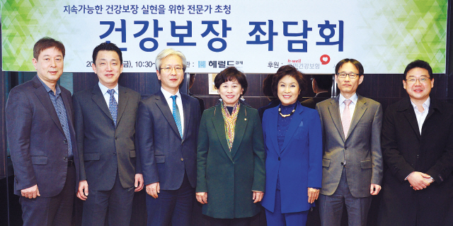 ‘지속가능한 건강보장 실현을 위한 전문가 초청 좌담회’가 헤럴드경제 주관, 국민건강보험공단 서울지역본부 후원으로 지난 24일 서울 여의도 CCMM빌딩 중식당 백원에서 열렸다. 좌담회에 앞서 권용국 본지 논설실장(왼쪽부터), 이상철 경총 사회정책본부장, 진종오 건강보험공단 서울지역본부장, 남인순 국회 보건복지위원회 위원(더불어민주당 의원), 조태임 한국부인회총본부 회장, 최기춘 건강보험정책연구원 실장, 김준현 건강세상네트워크 공동대표 등이 자리를 함께 했다.  이상섭 기자/babtong@