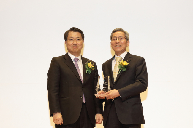 KB국민은행은 27일 금융감독원에서 열린 ‘2016 1사1교 금융교육 우수사례’ 시상식에서 2년 연속 금융교육 우수기관상을 수상했다. 진웅섭 금융감독원장(왼쪽)과 KB국민은행 윤종규 은행장이 이날 시상식에서 기념촬영하고 있다. [사진제공=KB국민은행]
KB국민은행은 27일 금융감독원에서 열린 ‘2016 1사1교 금융교육 우수사례’ 시상식에서 2년 연속 금융교육 우수기관상을 수상했다. 진웅섭 금융감독원장(왼쪽)과 KB국민은행 윤종규 은행장이 이날 시상식에서 기념촬영하고 있다. [사진제공=KB국민은행]