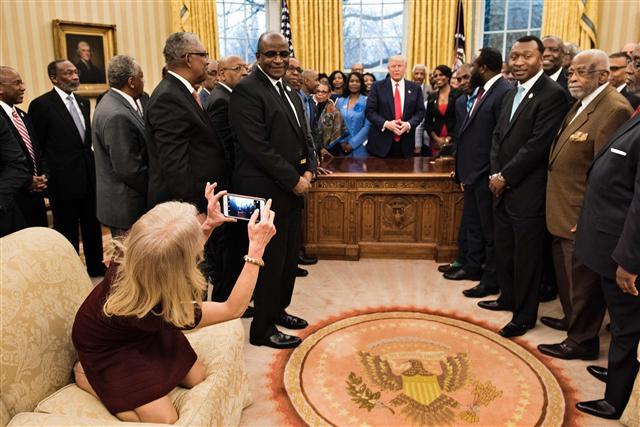 <YONHAP PHOTO-1966> Counselor to the President Kellyanne Conway takes a photo as US President Donald Trump and leaders of historically black universities and colleges talk before a group photo in the Oval Office of the White House before a meeting with US Vice President Mike Pence February 27, 2017 in Washington, DC. / AFP PHOTO / Brendan Smialowski/2017-02-28 07:36:02/ <저작권자 ⓒ 1980-2017 ㈜연합뉴스. 무단 전재 재배포 금지.>