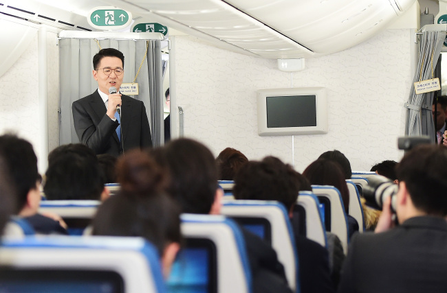<YONHAP PHOTO-4911> 답변하는 조원태 (영종도=연합뉴스) 하사헌 기자 = 대한항공의 B787-9 차세대 항공기 공개행사가 27일 오전 인천 대저동 대한항공 인천정비격납고에서 열리고 있다. 조원태 사장이 취재진의 질문에 답변을 하고 있다. 2017.2.27 toadboy@yna.co.kr/2017-02-27 17:15:23/ <저작권자 ⓒ 1980-2017 ㈜연합뉴스. 무단 전재 재배포 금지.>
<YONHAP PHOTO-4911> 답변하는 조원태 (영종도=연합뉴스) 하사헌 기자 = 대한항공의 B787-9 차세대 항공기 공개행사가 27일 오전 인천 대저동 대한항공 인천정비격납고에서 열리고 있다. 조원태 사장이 취재진의 질문에 답변을 하고 있다. 2017.2.27 toadboy@yna.co.kr/2017-02-27 17:15:23/ <저작권자 ⓒ 1980-2017 ㈜연합뉴스. 무단 전재 재배포 금지.>
<YONHAP PHOTO-4911> 답변하는 조원태 (영종도=연합뉴스) 하사헌 기자 = 대한항공의 B787-9 차세대 항공기 공개행사가 27일 오전 인천 대저동 대한항공 인천정비격납고에서 열리고 있다. 조원태 사장이 취재진의 질문에 답변을 하고 있다. 2017.2.27 toadboy@yna.co.kr/2017-02-27 17:15:23/ <저작권자 ⓒ 1980-2017 ㈜연합뉴스. 무단 전재 재배포 금지.>