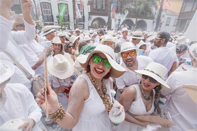 <YONHAP PHOTO-0806> TOPSHOT - Revellers covered with talcum powder wait for promotional goodies during the street carnival 'Los Indianos' in Santa Cruz de la Palma, on the Spanish Canary island of La Palma, on February 27, 2017. The event began on February 1 and finishes on March 5 with orchestras playing Caribbean and Brazilian rhythms throughout the festivities that range from elections for the Carnival Queen, the Junior Queen and the Senior Queen, to children and adult murgas (satirical street bands), comparsas (dance groups) and street performances. / AFP PHOTO / DESIREE MARTIN/2017-02-28 02:16:00/ <저작권자 ⓒ 1980-2017 ㈜연합뉴스. 무단 전재 재배포 금지.>