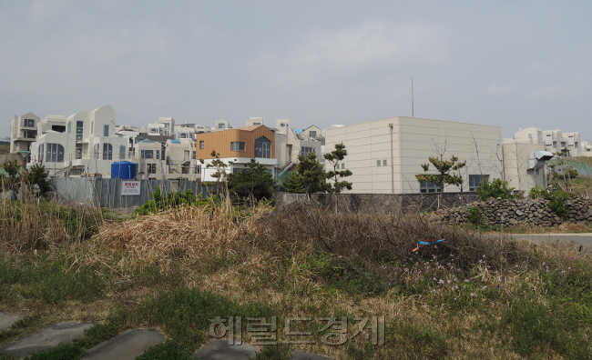 제주 최대의 휴양형주거단지 사업에서 흉물로 변한 곶자왈빌리지. 계속되는 잡음으로 사업의 재추진은 현재 불투명한 상태다. [사진=정찬수 기자/andy@heraldcorp.com]