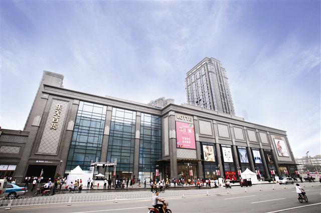 롯데는 27일 이사회를 열고 성주골프장을 사드 부지로 제공하는 안건을 확정했다. 국가 안보상 불가피한 조치를 내렸지만 중국의 보복 가능성에 벌써부터 걱정이 태산 같다. 사진은 2011년 6월에 오픈한 텐진 동마로점.