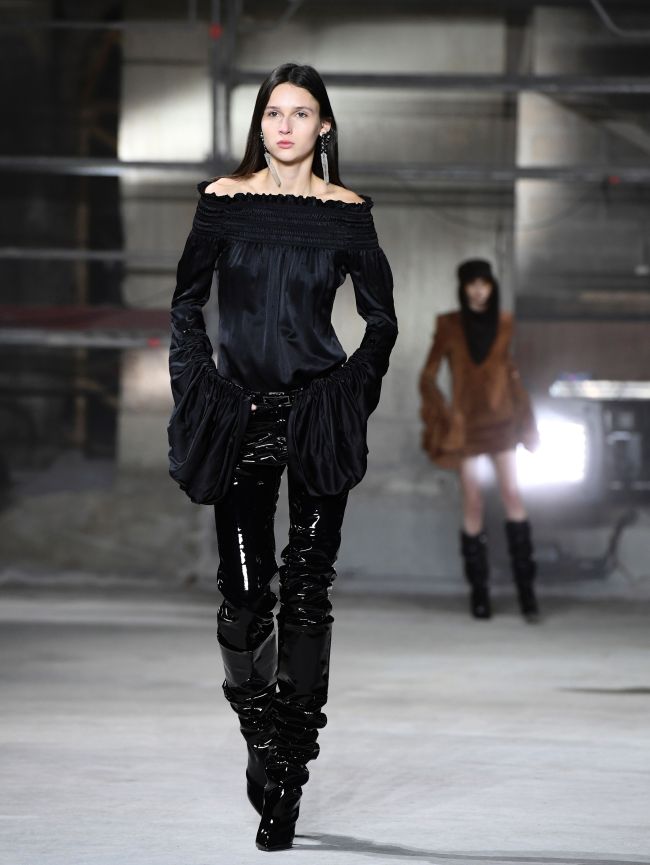 A model presents a creation by Yves Saint-Laurent during the women’s fall-winter 2017-2018 fashion week in Paris on Tuesday. (AFP-Yonhap)