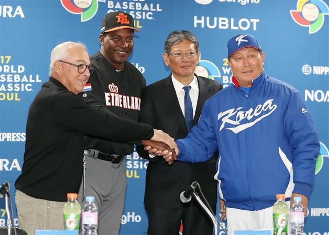 2017 WBC A조 감독 기자회견에서 감독들이 손을 맞잡고 포즈를 취하고 있다. 왼쪽부터 제리 웨인스타인 이스라엘 감독. 헨슬리 뮬렌 네덜란드 감독, 궈타이위안 대만 감독, 김인식 한국 감독.  [연합뉴스]