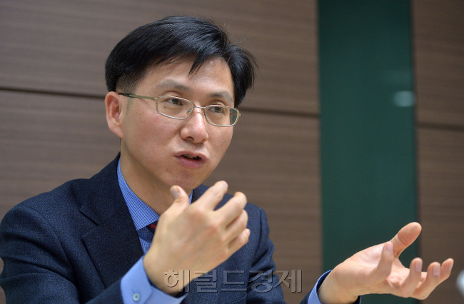 이웅영 인터로조 CFO는 인터로조의 비전으로 ‘2020년 매출 2000억원, 글로벌 톱5’를 제시했다. [사진=이상섭 기자 babtong@heraldcorp.com]