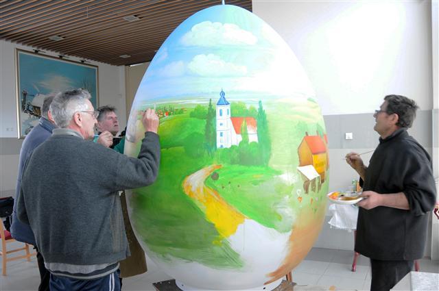 <YONHAP PHOTO-0057> (170301) -- KOPRIVNICA (CROATIA), March 1, 2017 (Xinhua) -- Local painters work on a large Easter egg in Koprivnica, Croatia, Feb. 28, 2017. Nearly 70 Easter eggs painted in Croatian Naive art style by the painters of Koprivnica have been displayed in many cities around the world during Easter in last 10 years. (Xinhua/Xue Qun) (zjy)/2017-03-02 00:20:28/ <저작권자 ⓒ 1980-2017 ㈜연합뉴스. 무단 전재 재배포 금지.>