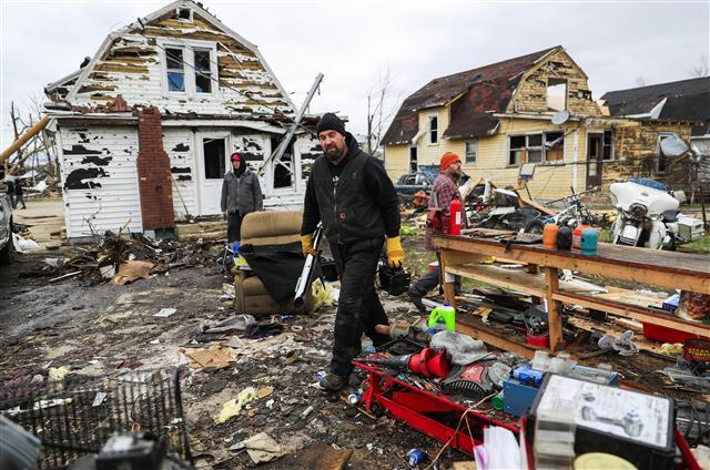<YONHAP PHOTO-1226> epa05823679 In the aftermath of a tornado, people gather belongings as cleanup begins in Naplate, Illinois, USA, 01 March 2017. Severe weather in the central US from Arkansas to Illinois destroyed homes and businesses and left several people dead on 28 February. EPA/TANNEN MAURY/2017-03-02 08:03:06/ <저작권자 ⓒ 1980-2017 ㈜연합뉴스. 무단 전재 재배포 금지.>