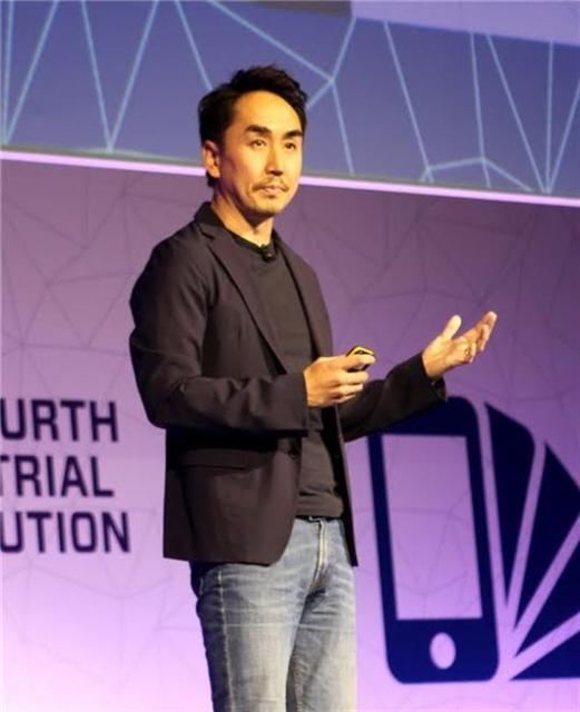 이데자와 다케시 라인 사장이 1일(현지시간) MWC 기조연설을 통해 네이버-라인이 준비 중인 AI 플랫폼 ‘클로바(ClovaㆍCLOud Virtual Assistant)’를 설명하고 있다. [사진제공=라인]