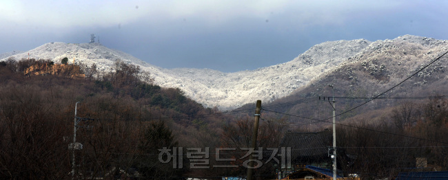 3.1절 서울수도권에 내린 비가 2일 새벽 눈으로 바뀌어 산정상에 눈꽃이 피었다. 멀리 청계산 눈꽃과 산밑 눈녹은 날씨가 대비를 이루고 있다. <br />정희조 기자/checho@heraldcorp.com  170302
3.1절 서울수도권에 내린 비가 2일 새벽 눈으로 바뀌어 산정상에 눈꽃이 피었다. 멀리 청계산 눈꽃과 산밑 눈녹은 날씨가 대비를 이루고 있다.
정희조 기자/checho@heraldcorp.com  170302