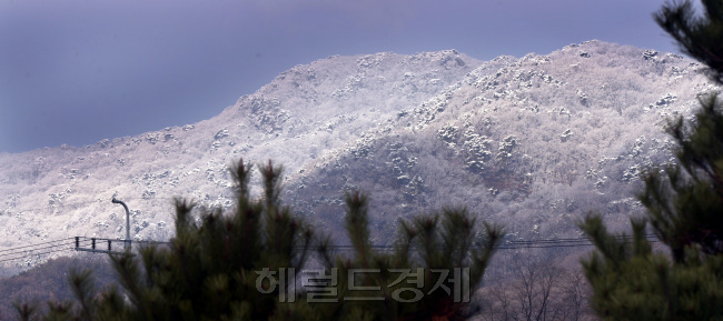 3.1절 서울수도권에 내린 비가 2일 새벽 눈으로 바뀌어 산정상에 눈꽃이 피었다. 멀리 청계산 눈꽃과 산밑 눈녹은 날씨가 대비를 이루고 있다. <br />정희조 기자/checho@heraldcorp.com  170302
3.1절 서울수도권에 내린 비가 2일 새벽 눈으로 바뀌어 산정상에 눈꽃이 피었다. 멀리 청계산 눈꽃과 산밑 눈녹은 날씨가 대비를 이루고 있다.
정희조 기자/checho@heraldcorp.com  170302
