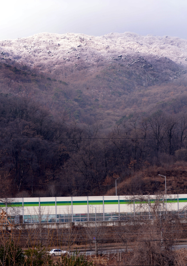 3.1절 서울수도권에 내린 비가 2일 새벽 눈으로 바뀌어 산정상에 눈꽃이 피었다. 멀리 청계산 눈꽃과 산밑 눈녹은 날씨가 대비를 이루고 있다. <br />정희조 기자/checho@heraldcorp.com  170302
3.1절 서울수도권에 내린 비가 2일 새벽 눈으로 바뀌어 산정상에 눈꽃이 피었다. 멀리 청계산 눈꽃과 산밑 눈녹은 날씨가 대비를 이루고 있다.
정희조 기자/checho@heraldcorp.com  170302