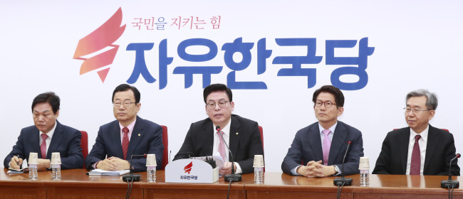 정우택 자유한국당 원내대표(가운데)가 2일 서울 여의도 자유한국당 당사에서 열린 비상대책위원회에서 발언하고 있다.[사진제공=연합뉴스]