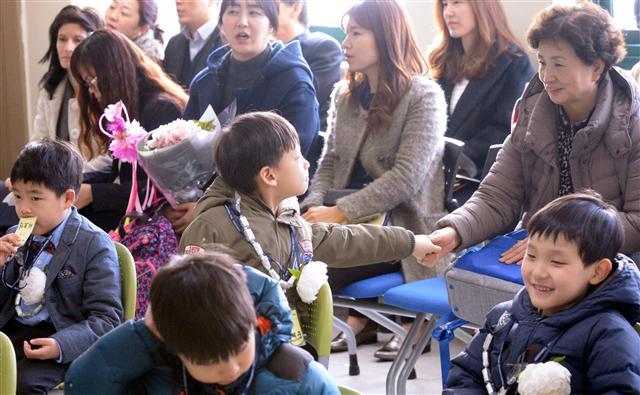 애틋한 손자의 초등학교 입학식