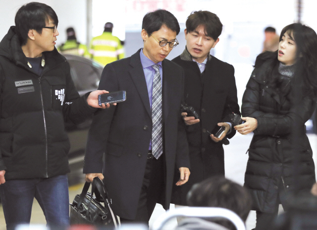박영수 특별검사팀의 이규철 특검보가 2일 오전 서울 강남구 대치동 사무실 특검 사무실로 출근하고 있다. 이틀전인 지난달 28일 자정부로 특검은 수사 활동을 종료하고, 공소유지팀으로 축소 재편됐다.  ［사진=연합뉴스］