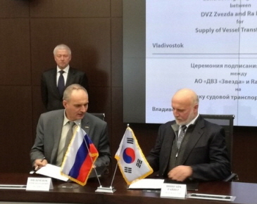 Ra In Ho Co. CEO Rainer Sinnreich (right) signs a contract to build a ship transfer system for Zvezda Shipyard on Feb. 28. (Ra In Ho)