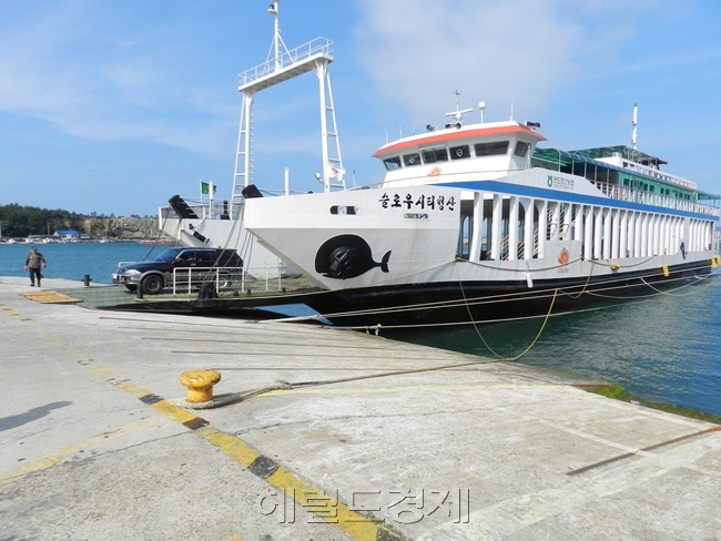 전남 완도군 완도읍 여객선터미널을 출발한 차도선이 청산도항에 도착해 차량과 승객하차가 진행되고 있다. [사진=박대성 기자/parkds@heraldcorp.com]