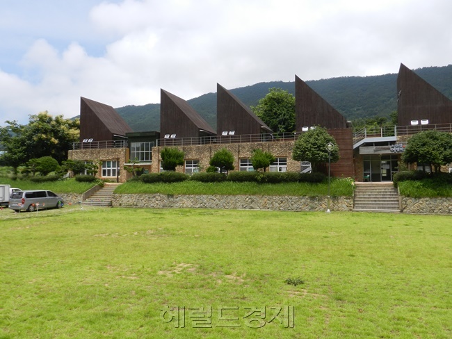 완도 청산도 안에는 중학교 폐교부지에 마을 주민들이 공동으로 운영하는 ‘느린섬 여행학교(펜션)’와 민박집이 많이 있어 가족단위 관광객 숙소로 제격이다. [사진=박대성 기자/parkds@heraldcorp.com]