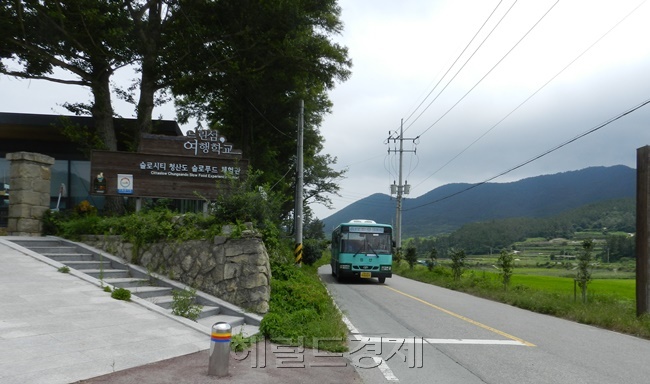 완도 청산도는 섬이지만 면적이 제법 넓어 33.27㎢이고, 해안선 길이도 42㎞에 달해 순환버스가 운행되는가 하면 ‘느린섬여행학교’ 운동장에는 충전식 전기자전거도 탈 수 있다. [사진=박대성 기자/parkds@heraldcorp.com]
