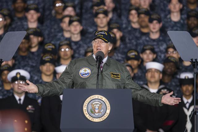 <YONHAP PHOTO-1363> epa05825795 US President Donald J. Trump speaks to sailors aboard the Gerald R. Ford aircraft carrier in Newport News, Virginia, USA, 02 March 2017. Trump spoke about military readiness, and his proposal to increase the Pentagon's budget by $54 billion US dollars (51 billion Euros). The nuclear powered Gerald R. Ford is one of the Navy's newest vessels. EPA/JIM LO SCALZO/2017-03-03 05:56:28/ <저작권자 ⓒ 1980-2017 ㈜연합뉴스. 무단 전재 재배포 금지.>