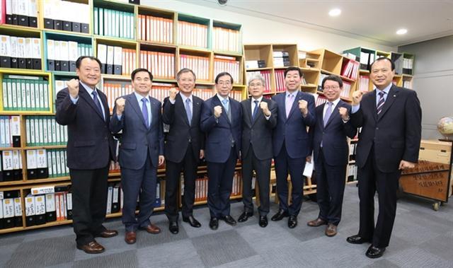 백종윤 대한기계설비건설협회 수석부회장(왼쪽 세번째부터), 박원순 시장, 이상일 대한기계설비건설협회 회장 등이 기념촬영을 하고 있다.