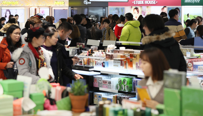 <YONHAP PHOTO-3246> 롯데면세점 홈페이지 한때 마비 (서울=연합뉴스) 이지은 기자 = 2일 오후 서울 중구 소공동 롯데면세점 화장품 매장에서 중국인 관광객 등이 쇼핑을 하고 있다. 롯데면세점에 따르면 이날 오후 한때 롯데면세점의 한국어, 중국어는 물론 일본어, 영어 홈페이지와 모바일(모바일 인터넷·앱 모두) 서비스가 모두 다운됐다. 정확한 원인은 분석중이나 롯데의 사드(고고도 미사일 방어체계) 부지 제공에 반발하는 중국측의 보복 가능성이 제기되고 있다. 2017.3.2 jieunlee@yna.co.kr/2017-03-02 16:17:53/ <저작권자 ⓒ 1980-2017 ㈜연합뉴스. 무단 전재 재배포 금지.>
<YONHAP PHOTO-3246> 롯데면세점 홈페이지 한때 마비 (서울=연합뉴스) 이지은 기자 = 2일 오후 서울 중구 소공동 롯데면세점 화장품 매장에서 중국인 관광객 등이 쇼핑을 하고 있다. 롯데면세점에 따르면 이날 오후 한때 롯데면세점의 한국어, 중국어는 물론 일본어, 영어 홈페이지와 모바일(모바일 인터넷·앱 모두) 서비스가 모두 다운됐다. 정확한 원인은 분석중이나 롯데의 사드(고고도 미사일 방어체계) 부지 제공에 반발하는 중국측의 보복 가능성이 제기되고 있다. 2017.3.2 jieunlee@yna.co.kr/2017-03-02 16:17:53/ <저작권자 ⓒ 1980-2017 ㈜연합뉴스. 무단 전재 재배포 금지.>