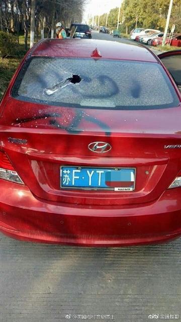 중국 당국과 관영 매체들이 고고도 미사일 방어체계(THAADㆍ사드) 한반도 배치를 강력히 비난하고 나선 가운데 현지 중국인들의 반한감정도 극에 치달았다. 베이징 한 식당에 붙은 ‘한국 손님 거부’ 안내문(왼쪽 사진)과 주차돼 있던 국내 브랜드 자동차가 파손된 모습.
[연합뉴스·웨이보 캡처]