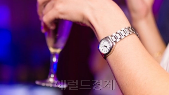 안주 대신 술만 먹는 ‘드렁코렉시아’가 최근 젊은 여성 사이에서 다이어트 방법으로 떠오르고 있다. 하지만 빈속에 폭음을 하면 알코올 중독까지 이어질 수 있으므로 조심해야 한다는 것이 대다수 전문의의 경고다. 사진은 관련 이미지. [사진=헤럴드경제DB]