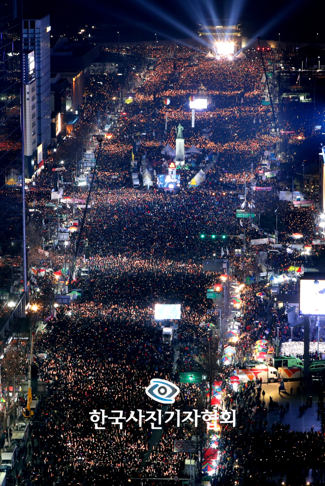 ➊ 대상 ‘파도치는 촛불민심’ [사진제공=한국사진기자협회]