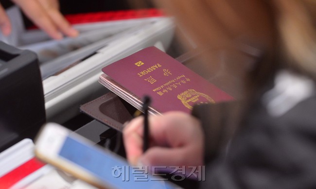 사진은 3일 서울 소공동에 위치한 롯데면세점을 찾은 중국인 관광객이 쇼핑을 즐기고 있다. [사진=이상섭 기자/babtong@heraldcorp.com]