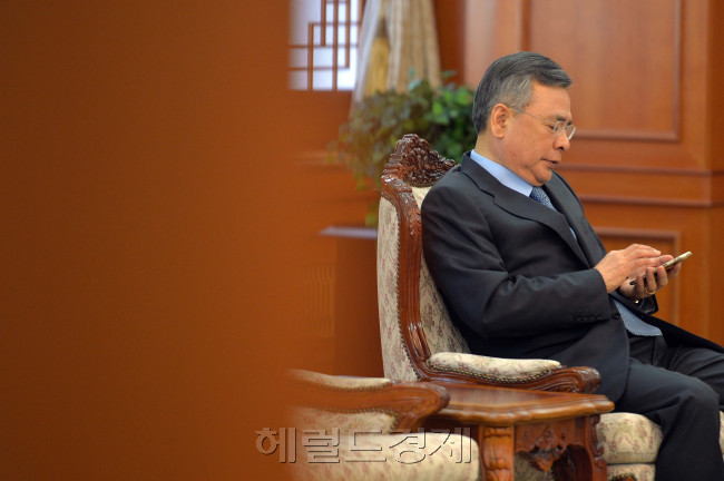 박영수 특별검사가 통화를 하고 있다. [사진=안훈 기자/rosedale@heraldcorp.com]
