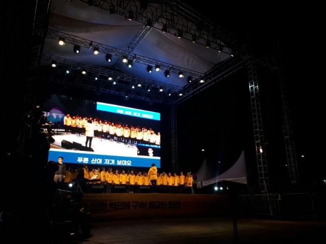4일 오후 서울 종로구 광화문광장에서 열린 퇴진행동 주최 '제 19차 범국민행동의 날'에서 416 합창단이 노래를 부르고 있다. 신동윤 기자/realbighead@heraldcorp.com
4일 오후 서울 종로구 광화문광장에서 열린 퇴진행동 주최 '제 19차 범국민행동의 날'에서 416 합창단이 노래를 부르고 있다. 신동윤 기자/realbighead@heraldcorp.com