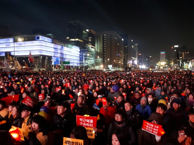4일 오후 현재 촛불집회에 참가한 연인원이 주최측 추산 1500만명을 돌파했다. 신동윤 기자/realbighead@heraldcorp.com
4일 오후 현재 촛불집회에 참가한 연인원이 주최측 추산 1500만명을 돌파했다. 신동윤 기자/realbighead@heraldcorp.com