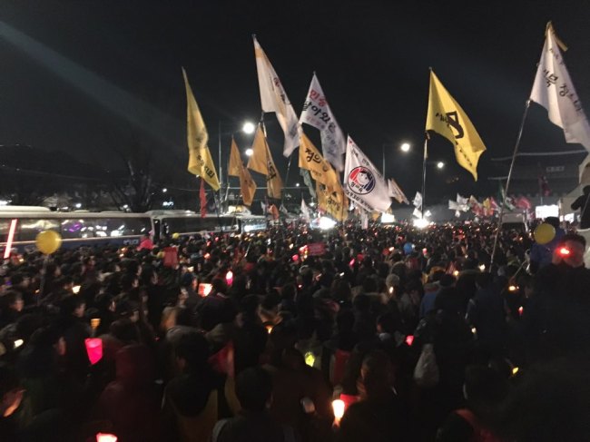4일 오후 현재 촛불집회에 참가한 연인원이 주최측 추산 1500만명을 돌파했다. 신동윤 기자/realbighead@heraldcorp.com
4일 오후 현재 촛불집회에 참가한 연인원이 주최측 추산 1500만명을 돌파했다. 신동윤 기자/realbighead@heraldcorp.com