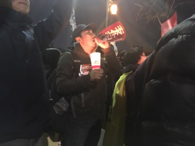 4일 서울 도심에서 열린 제19차 촛불집회가 끝난 뒤 행진에 나선 시민들. 신동윤 기자/realbighead@heraldcorp.com
4일 서울 도심에서 열린 제19차 촛불집회가 끝난 뒤 행진에 나선 시민들. 신동윤 기자/realbighead@heraldcorp.com