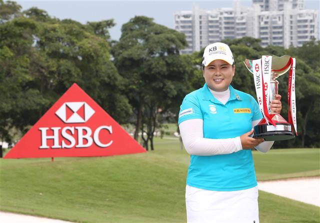 16개월만에 LPGA투어 우승 트로피를 들어올린 박인비.  [사진=KLPGA]