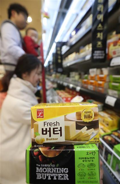 마트에서 고객들이 버터를 고르고 있다.  [사진=연합뉴스]