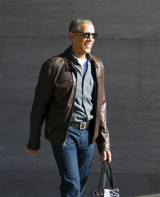 <YONHAP PHOTO-0644> Former President Barack Obama leaves the National Gallery of Art in Washington, Sunday, March 5, 2017. President Trump has accused former President Barack Obama of tapping his phones at Trump Tower the month before the election, without offering any evidence. ( AP Photo/Jose Luis Magana)/2017-03-06 07:14:08/ <저작권자 ⓒ 1980-2017 ㈜연합뉴스. 무단 전재 재배포 금지.>