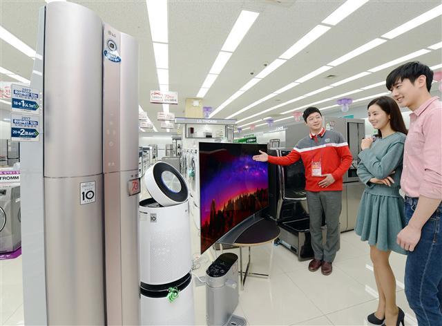LG전자가 LG그룹 창립 70주년을 맞아 이달 말까지 LG 베스트샵 등 전국 주요 매장에서 ‘사랑해요 LG 70주년 감사 대축제’를 진행한다. 이번 이벤트는 TV, 냉장고, 세탁기, 에어컨, 정수기, 공기청정기, PC 등 7개 제품의 인기 모델을 대상으로 각각 1000대 한정으로 최대 30만원의 캐시백 혜택을 제공한다.  [사진제공=LG전자]