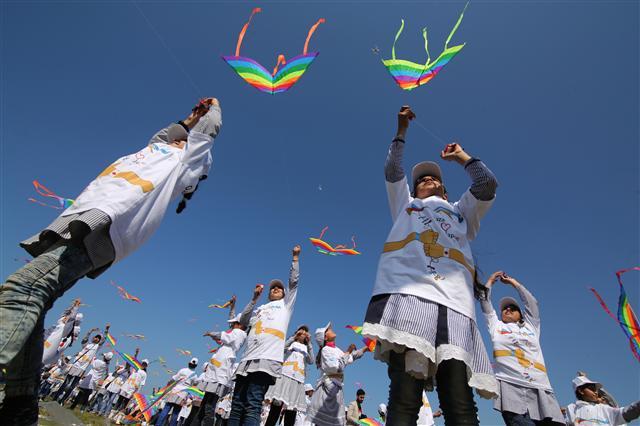 <YONHAP PHOTO-0714> (170305) -- GAZA, March 5, 2017 (Xinhua) -- Palestinian schoolgirls fly kites during a commemoration organized by the United Nations Relief and Works Agency (UNRWA) to mark the sixth anniversary of Japan's earthquake and tsunami in southern Gaza Strip city of Khan Younis, on March 5, 2017. Hundreds of Palestinian children participated in this event to show support for the Japanese people who suffered in the earthquake and tsunami in Japan in 2011. (Xinhua/Khaled Omar)/2017-03-06 07:40:19/ <저작권자 ⓒ 1980-2017 ㈜연합뉴스. 무단 전재 재배포 금지.>
