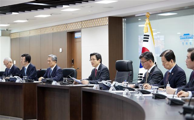 <YONHAP PHOTO-1201> 국가안전보장회의 발언하는 황 대행 (서울=연합뉴스) 백승렬 기자 = 황교안 대통령 권한대행 국무총리(가운데)가 6일 청와대에서 열린 국가안전보장회의를 주재하고 있다. 2017.3.6 [청와대 제공=연합뉴스] srbaek@yna.co.kr/2017-03-06 09:51:47/ <저작권자 ⓒ 1980-2017 ㈜연합뉴스. 무단 전재 재배포 금지.>