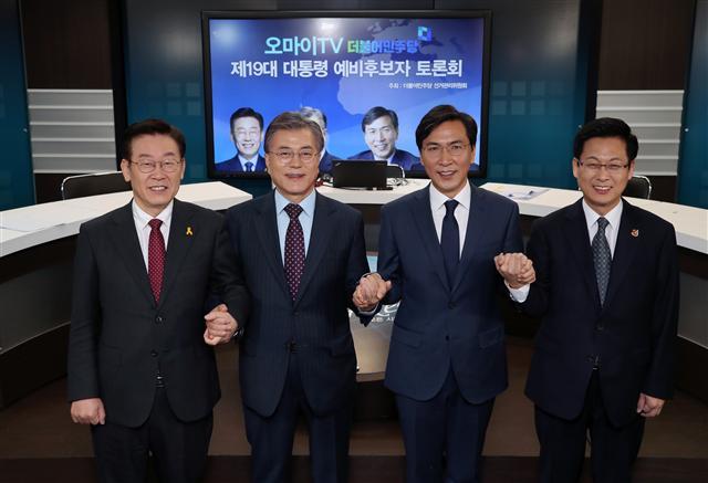 <YONHAP PHOTO-1302> 손잡은 더불어민주당 대선주자들 (서울 국회사진기자단=연합뉴스) 더불어민주당 대선주자인 이재명 성남시장(왼쪽부터)과 문재인 전 대표, 안희정 충남지사, 최성 고양시장이 6일 오전 서울 마포구 상암동 오마이뉴스 본사에서 열린 오마이TV 주최 더불어민주당 제19대 대통령 예비후보자 토론회에서 포즈를 취하고 있다. 2017.3.6 photo@yna.co.kr/2017-03-06 10:09:58/ <저작권자 ⓒ 1980-2017 ㈜연합뉴스. 무단 전재 재배포 금지.>