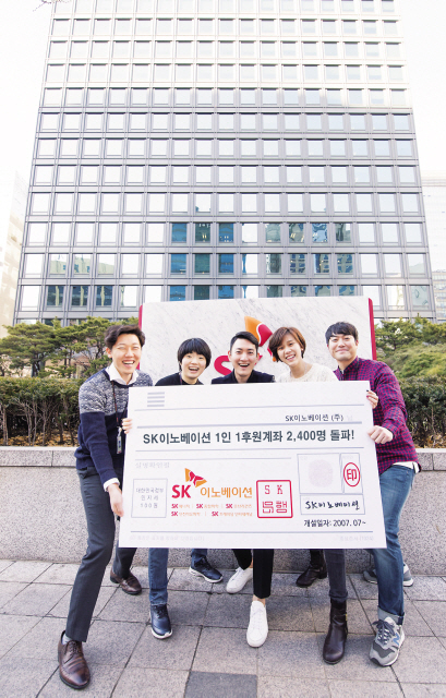 SK그룹 주력 계열사인 SK이노베이션은 전체 구성원들이 참여한 1인1후원계좌 형태의 기부금액이 사상 최대인 3억원을 돌파했다고 밝혔다. 자체적으로 매월 일정액을 급여에서 공제하는 1인1 후원계좌 참여 신청 접수를 마감한 결과, 올 한해 모일 금액이 3억7000만원에 육박하는 것으로 나타났다.