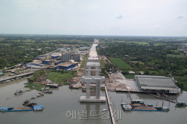 우리나라의 개발경험을 개발도상국에 전수하는 경제발전경험공유사업(KSP)이 단순 전수에서 경제협력을 확대하는 방향으로 업그레이된다. 사진은 베트남 남부 메콩강 하류에 한국의 지원으로 건설 중인 밤콩대교. [사진=이해준 기자/hjlee@heraldcopr.com]