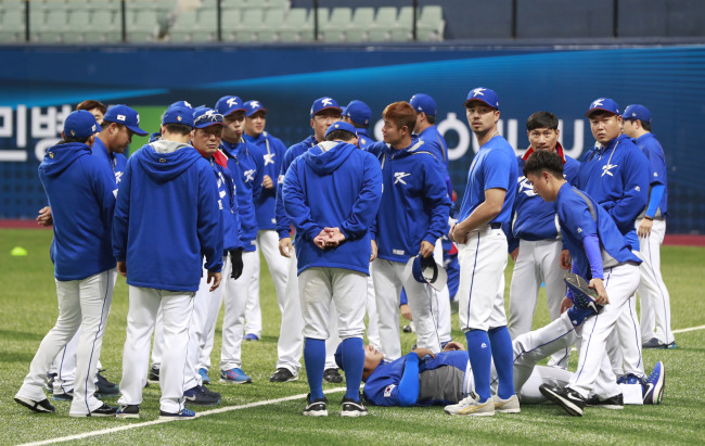 2017 월드베이스볼클래식(WBC) 한국과 이스라엘의 개막전이 열리는 6일 오후 서울 구로구 고척 스카이돔에서 한국 선수들이 몸을 풀고 있다. [사진제공=연합뉴스]