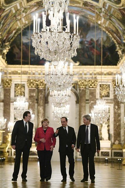 <YONHAP PHOTO-0960> (From L) Spanish Prime Minister Mariano Rajoy, German Chancellor Angela Merkel, French President Francois Hollande and Italian Premier Paolo Gentiloni visit the Hall of Mirrors at Versailles Palace during an informal summit of the heads of continental Europe's biggest economies focusing on the Brexit, on March 6, 2017 in Versailles. / AFP PHOTO / POOL / Martin BUREAU/2017-03-07 07:07:06/ <저작권자 ⓒ 1980-2017 ㈜연합뉴스. 무단 전재 재배포 금지.>