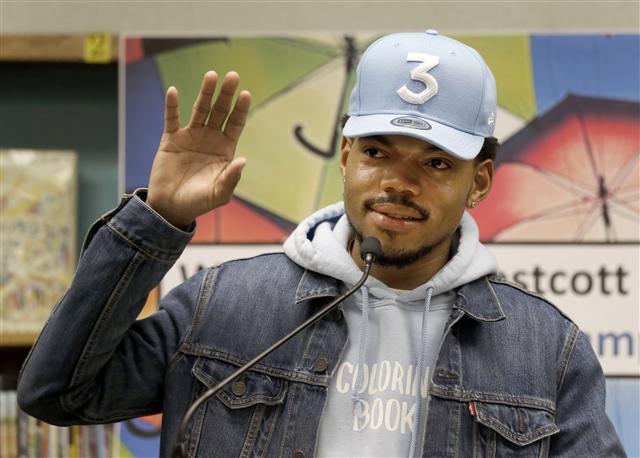 <YONHAP PHOTO-1006> Chance The Rapper announces a gift of $1 million to the Chicago Public School Foundation during a news conference at the Westcott Elementary School, Monday, March 6, 2017, in Chicago. The Grammy-winning artist is calling on Illinois Gov. Bruce Rauner to use executive powers to better fund Chicago Public Schools. (AP Photo/Charles Rex Arbogast)/2017-03-07 07:15:23/ <저작권자 ⓒ 1980-2017 ㈜연합뉴스. 무단 전재 재배포 금지.>
