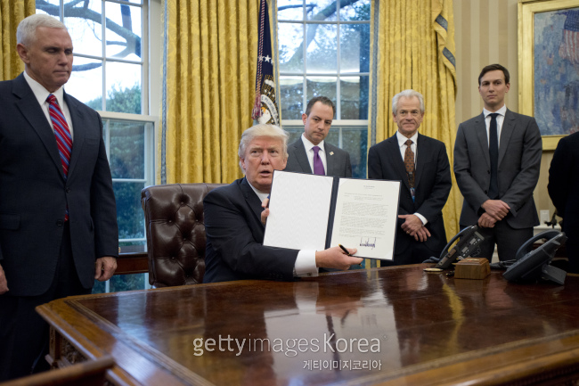피터 나바로 백악관 국가무역위원회(NTC) 위원장(오른쪽에서 두번째) [출처=게티이미지]
