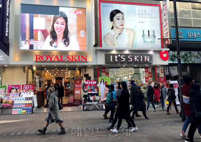 [사진=K뷰티 성지라 불리는 명동의 화장품 가게들]